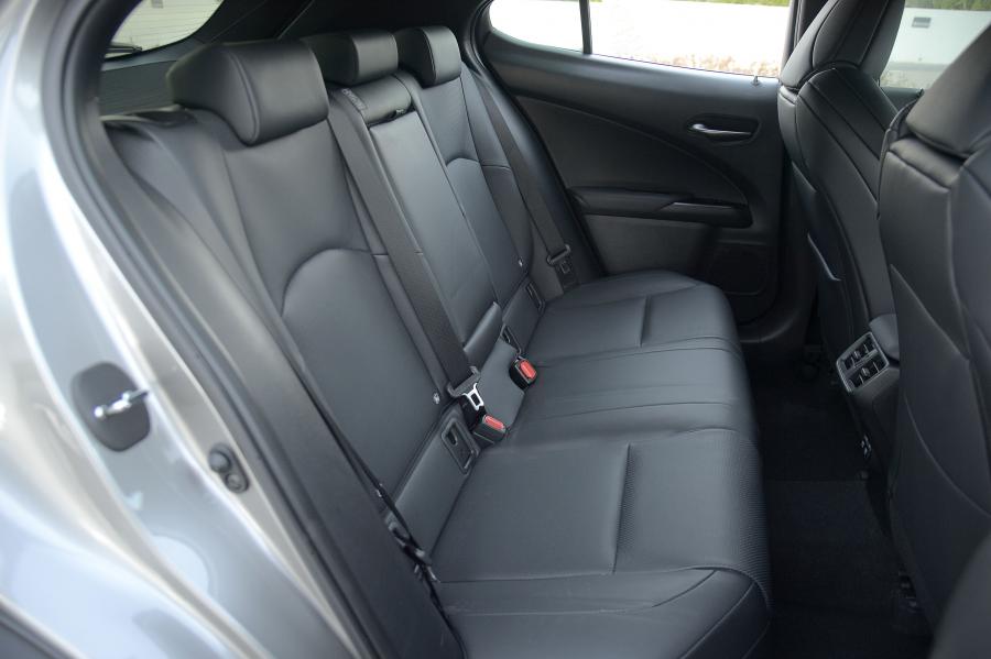 Интерьер Lexus UX200 F-Sport 2019 года  (ZA) (фото 17 из 39)